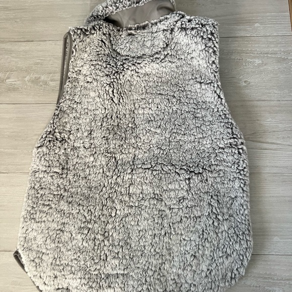 NWT!! NEW- grey Abercrombie & Fitch Cloud Sherpa Vest - Picture 9 of 13